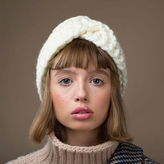 Opaska zimowa na głowę damska wykonana z wełny alpaka biała - Brunon Muszynski